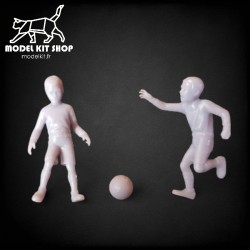 1:24 - Los niños jugando con una pelota