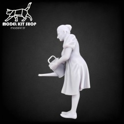 0 (1:43.5) - Femme avec son arrosoir - Modelkit.fr
