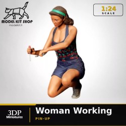 1:24 - Femme travaillant sur une voiture