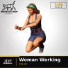 1:24 - Femme travaillant sur une voiture