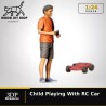 1:24 - Enfant jouant avec une voiture télécommandée