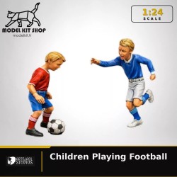 1:24 - Enfants jouant avec un ballon