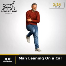 1:24​ - Uomo appoggiato alla macchina