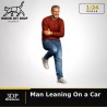 1:24 - Homme assis contre une voiture