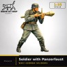 1:35 - WW2 Soldat allemand tirant au Panzerfaust